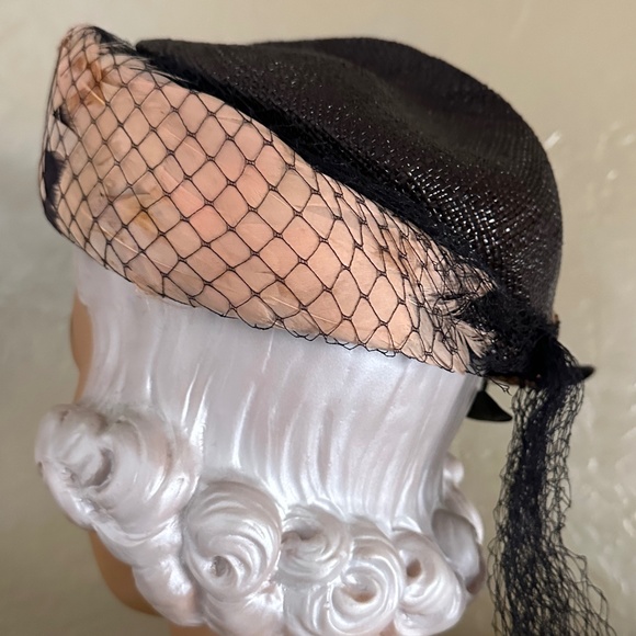 EXQUISITE 1940s\' BROWN STRAW HAT - PINK FEATHER TRIM + FEATHER \